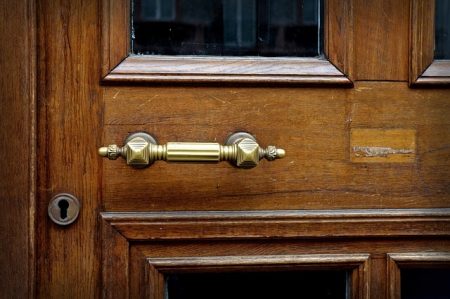 door-handle-1770190_640 (1)-min